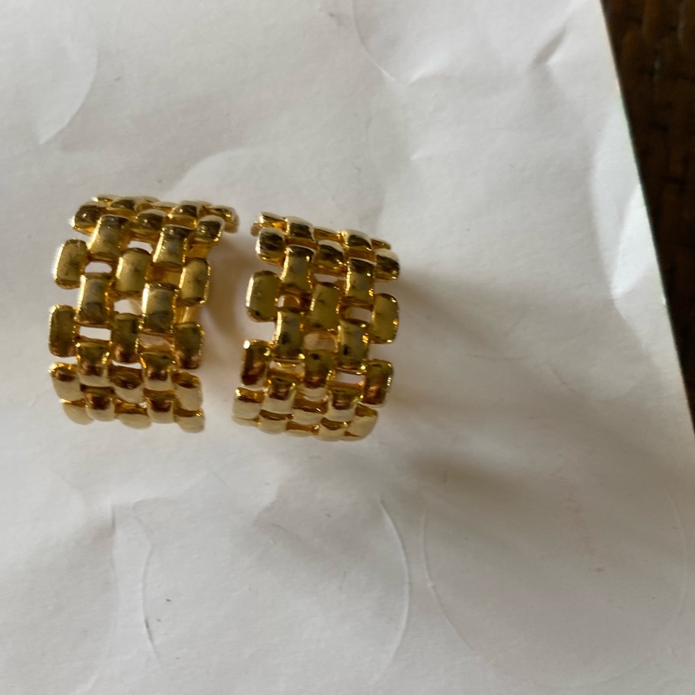 Gold tone vintage clip on earrings